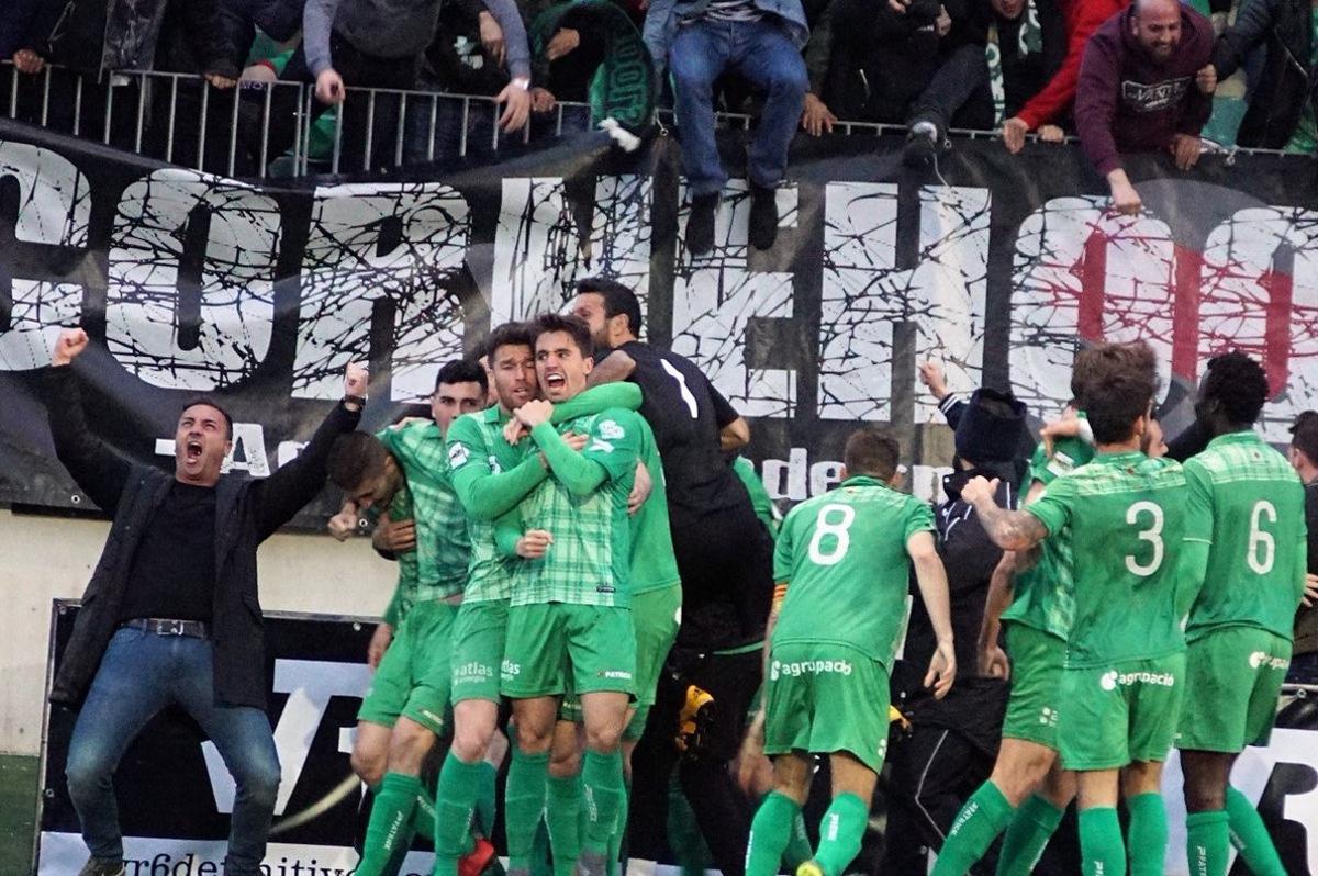 Els jugadors del Cornellà celebren el gol contra el Lleida.