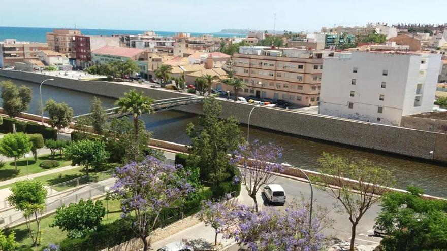 Imagen proporcionada por un vecino en la que se aprecia el color oscuro del agua en el Barranco