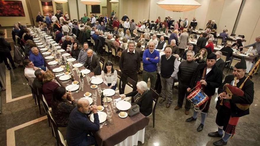 Los participantes en la comida de antiguos vecinos del barrio del Pilar.