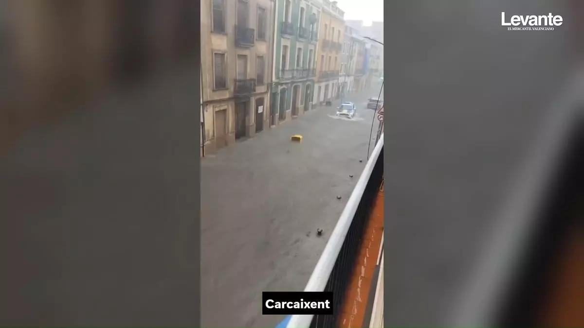 La dana convierte a Carcaixent en un río: más de 100 litros en una hora