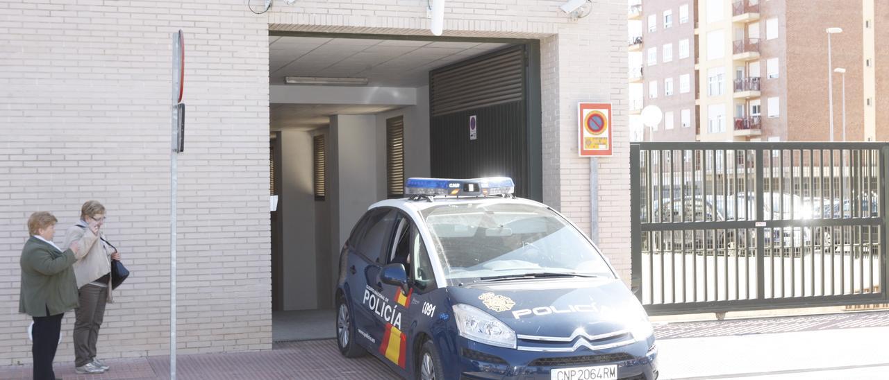 Un coche patrulla abandona la Ciudad de la Justicia de Castellón.