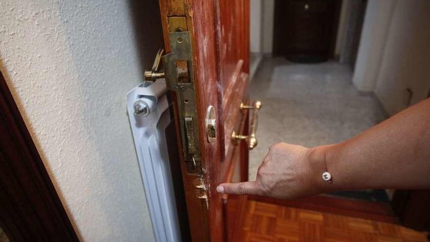 La puerta de acceso a la vivienda, destrozada.