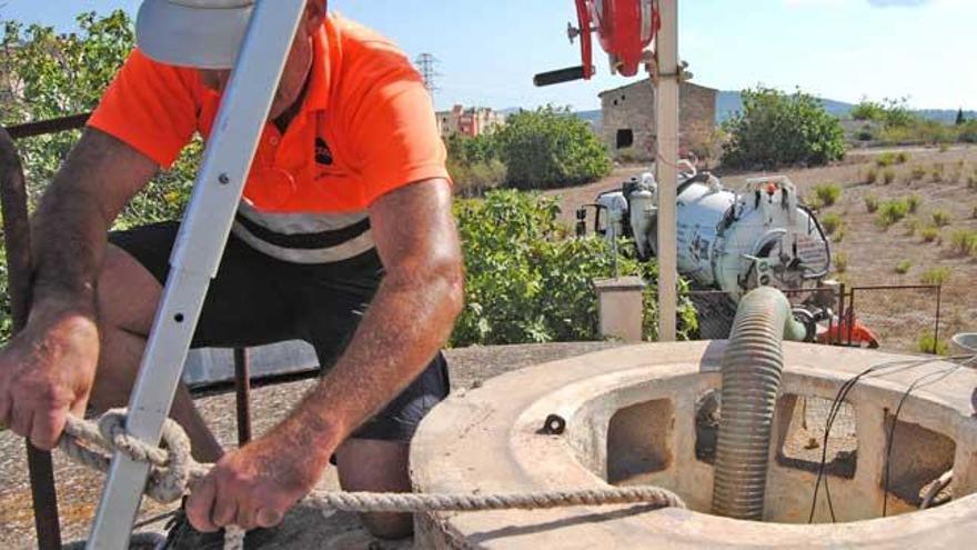 Varios operarios municipales analizan el agua en uno de los últimos controles.