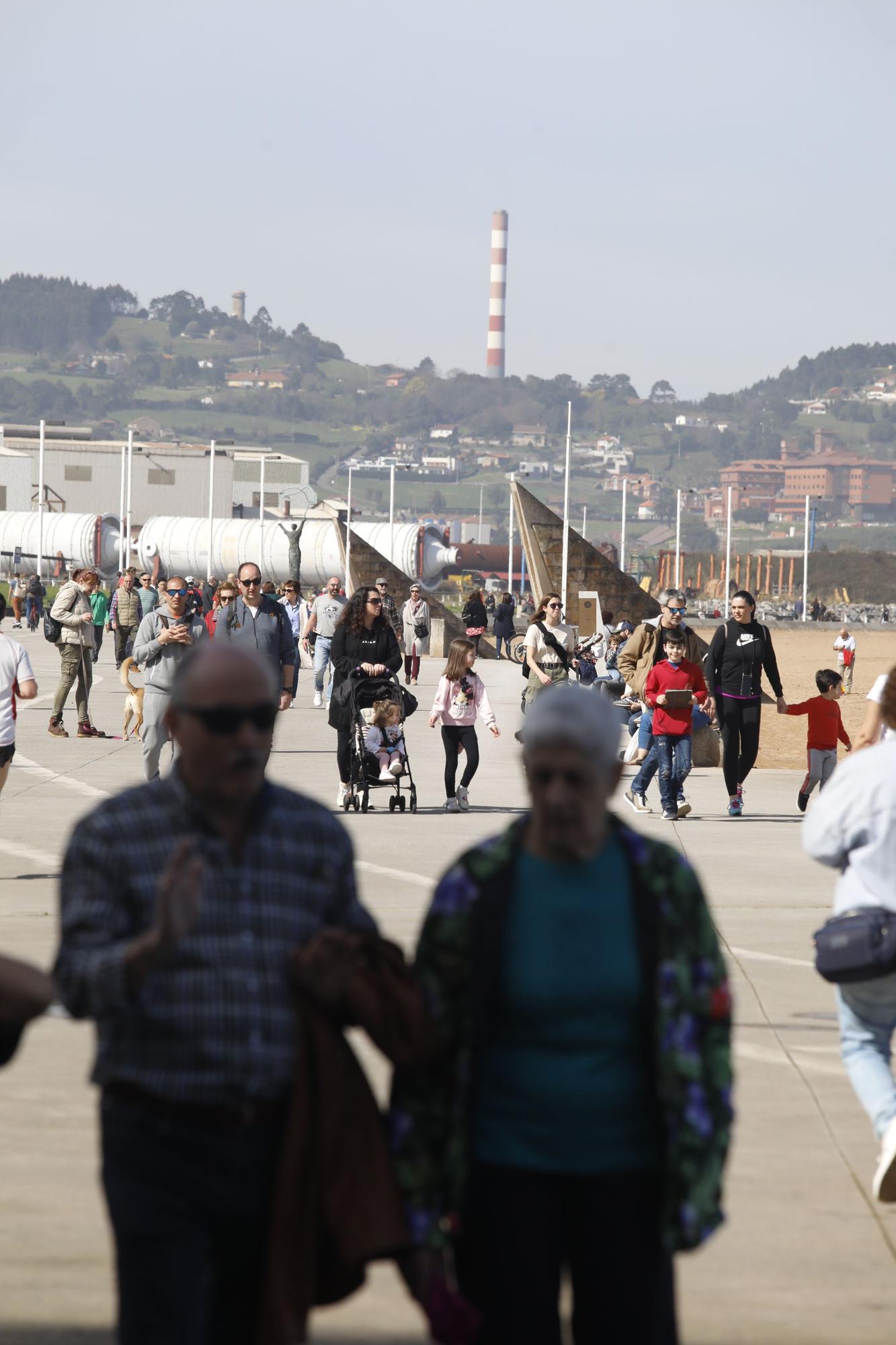 Gijón disfruta de un domingo de sol y calor