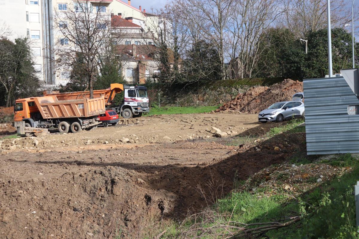 Los trabajos en marcha en el solar, con el fin de preparar el terreno para levantar un nuevo bloque de viviendas.