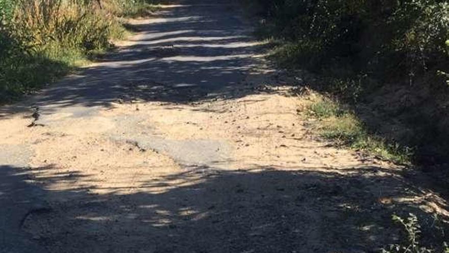 Detalle del mal estado de la carretera de Fuentelcarnero a Corrales.