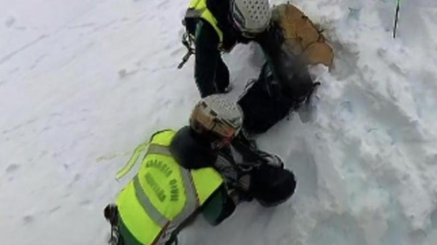 una de ellas ha caído por una ladera helada en Torla
