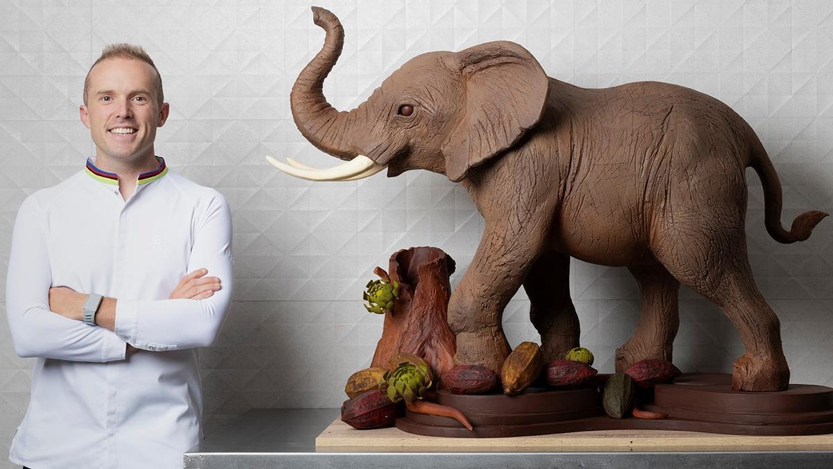 Lluc Crusellas, con un elefante de chocolate creado por él.