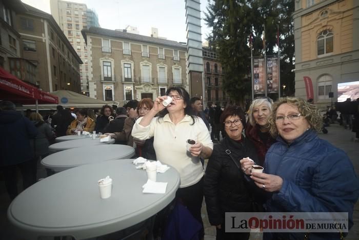 Degustación de monas y chocolate en la Plaza del Romea