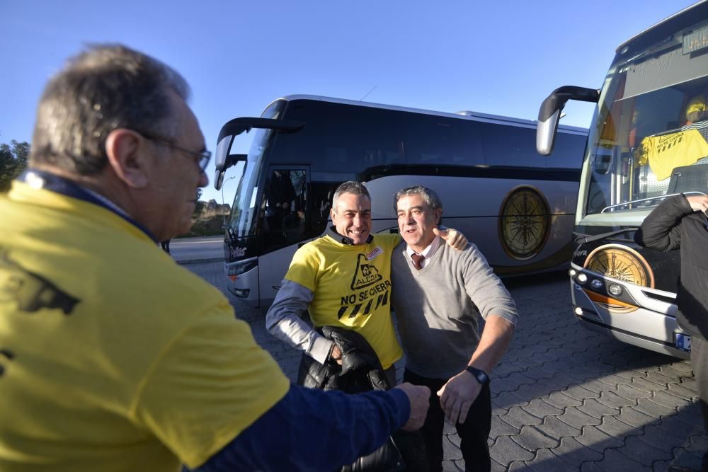 Los trabajadores de Alcoa de Asturias parten hacia Madrid a una manifestación contra el cierre de la fábrica