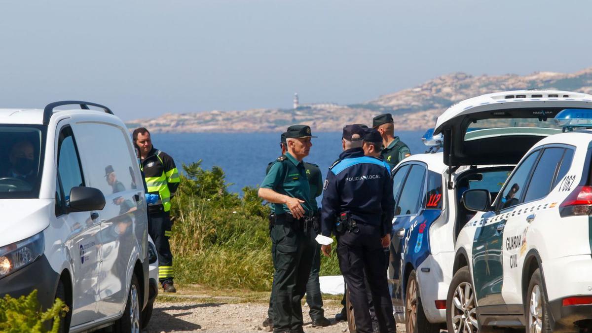 Guardia Civil y Policía Local custodian el cuerpo del pescador aficionado. |   // IÑAKI ABELLA