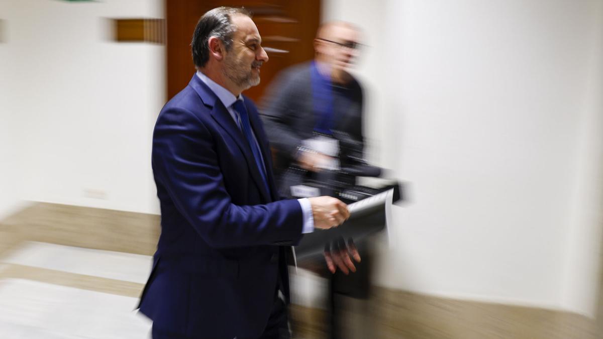 El exministro y ex secretario de Organización del PSOE José Luis Ábalos ha presentado este lunes en el Congreso sus alegaciones por escrito al suplicatorio pedido por el Tribunal Supremo.