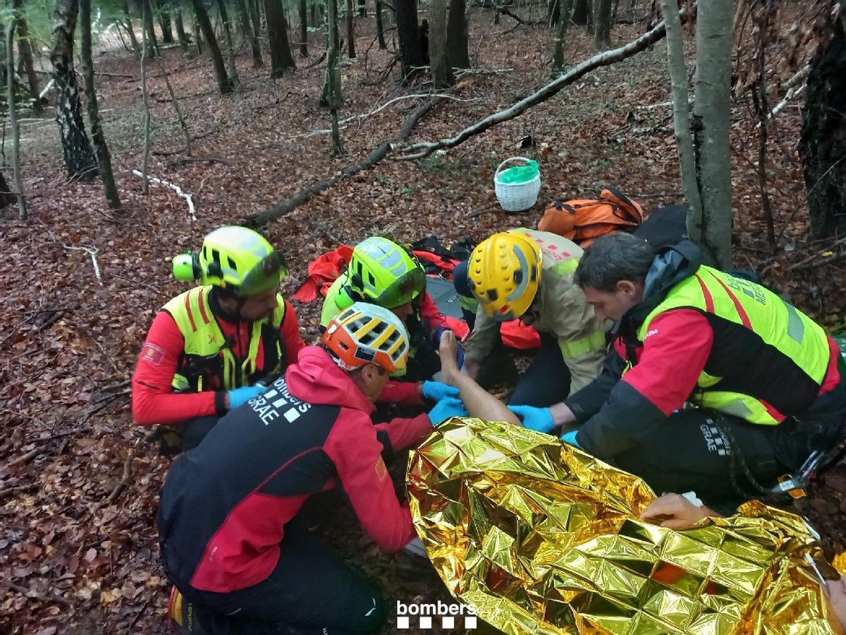 Els Bombers durant un rescat a Sant Feliu de Pallerols.