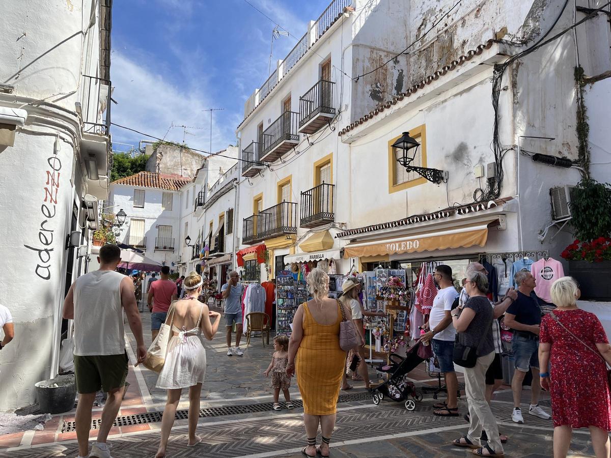 Turistas en una de las calles del casco antiguo de Marbella