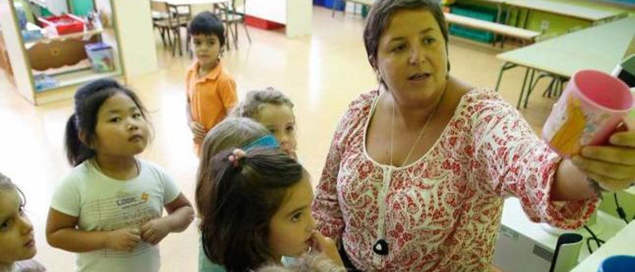 La profesora Marta Quirós, con un grupo de alumnos de Educación Infantil del colegio Marcos del Torniello.