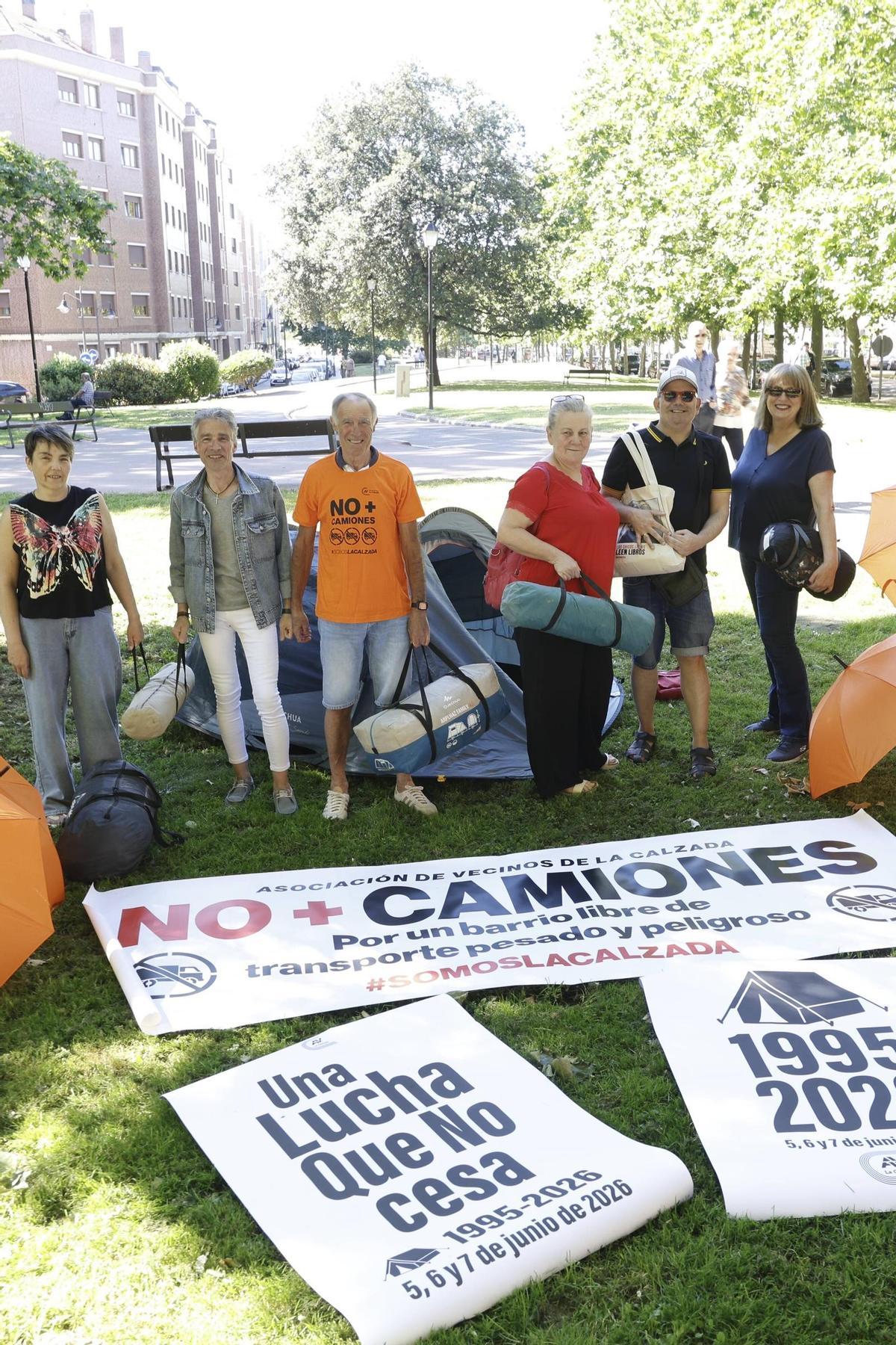 Los preparativos para la gran acampada de los vecinos de La Calzada, en imágenes Los preparativos para la gran acampada de los vecinos de La Calzada, en imágenes