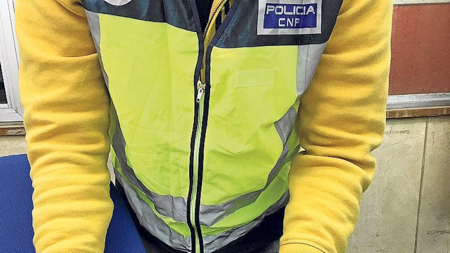 Un agente con marihuana incautada en la operación.