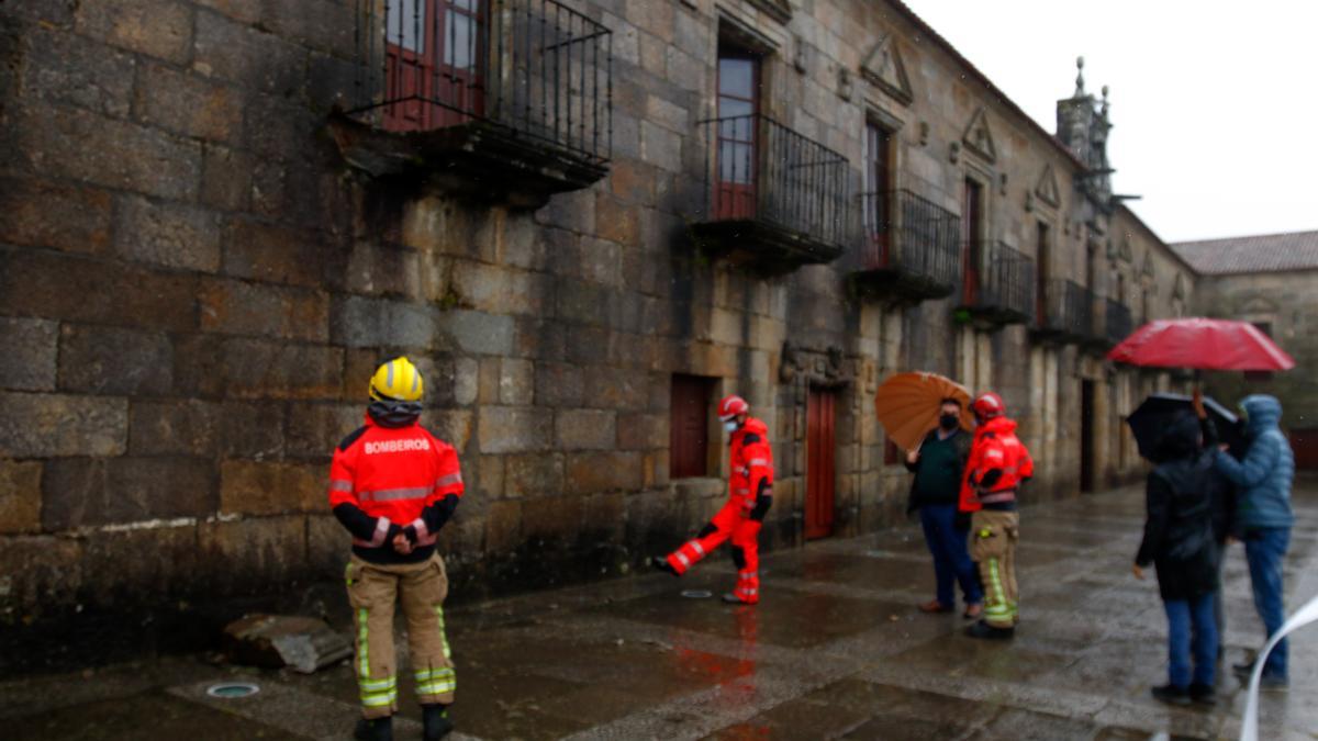 Los Bomberos observan el balcón minutos antes de proceder a apuntalarlo