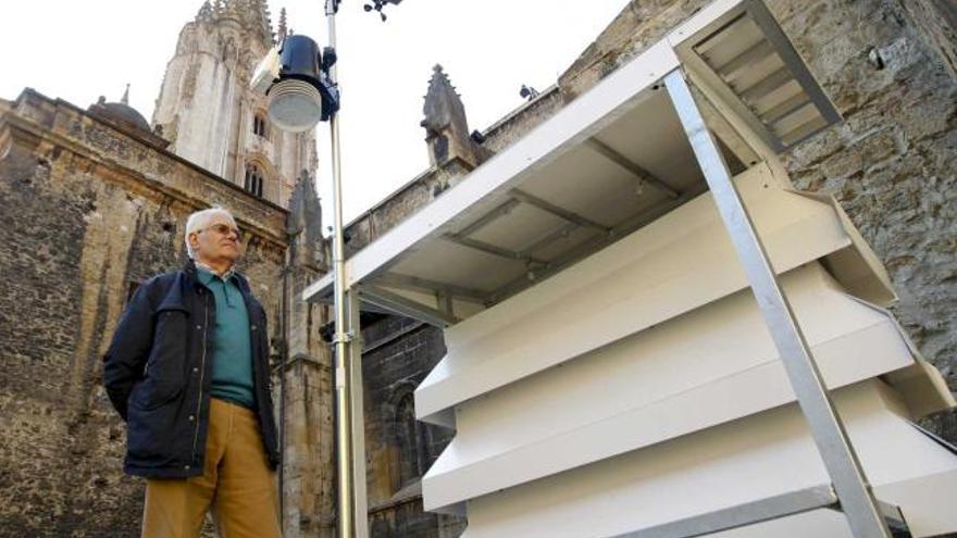 Pedro Díaz, colaborador voluntario de la Catedral, junto al armario que la UE ha instalado en el patio del Cartón.