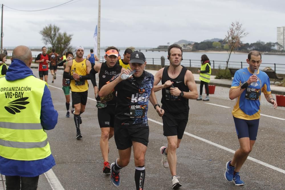 Los corredores del maratón completan la primera mitad del recorrido en los alrededores de Samil y Coruxo.