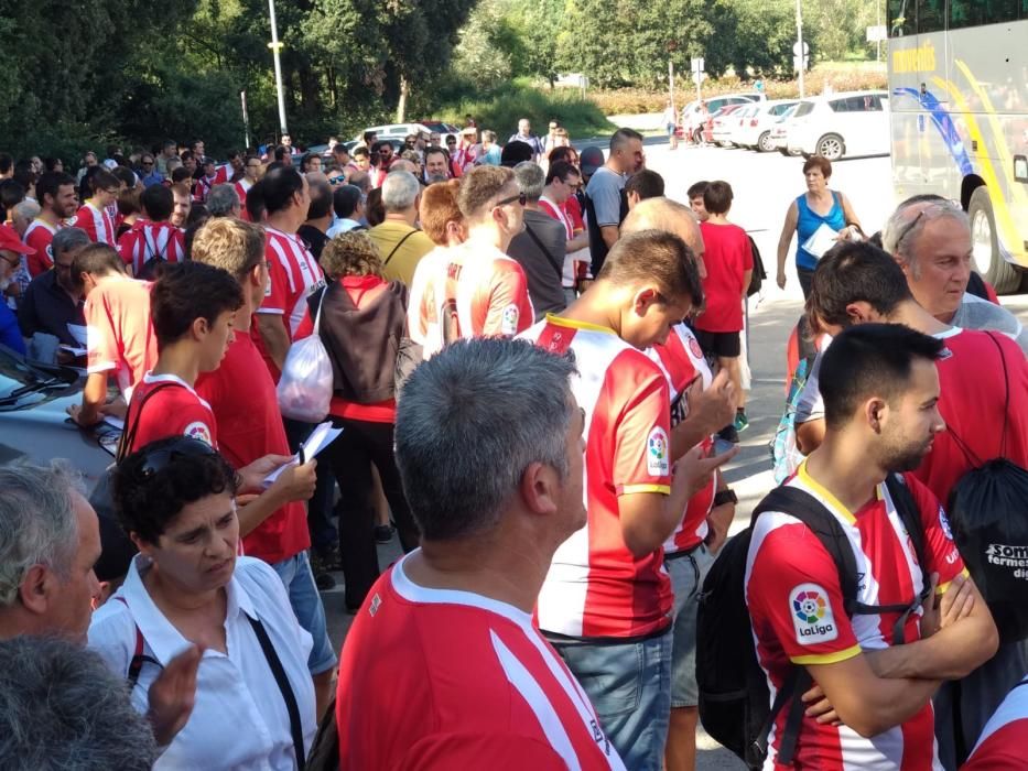 Els aficionats del Girona surten cap al Camp Nou