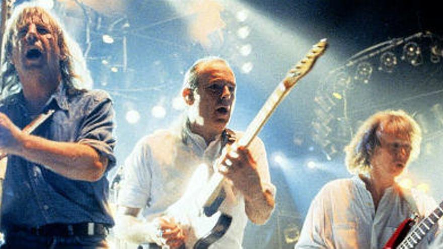 Francis Rossi, Rick Parfitt y Andy Bown durante un concierto