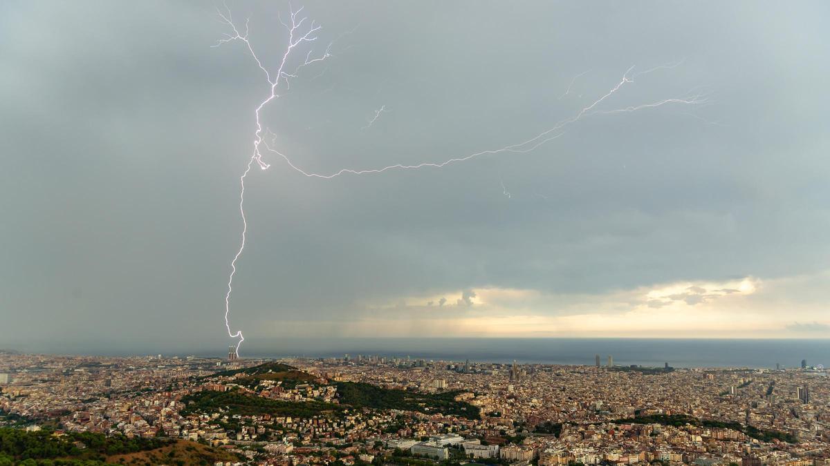 Fotos tomadas desde el Observatori Fabra durante la tormenta que ha cubierto Barcelona esta tarde Fotos tomadas desde el Observatori Fabra durante la tormenta que ha cubierto Barcelona esta tarde