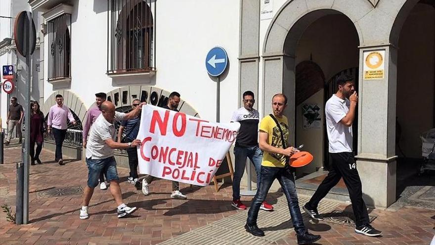 La policía local se manifiesta en el ayuntamiento para pedir mejoras