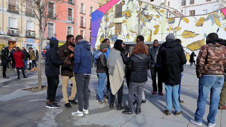 La juez interroga a dos tuiteros por el caso del mantero fallecido en Lavapiés