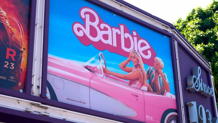 Foto de archivo de un cartel promocional de la película Barbie. EFE/EPA/ALLISON DINNER