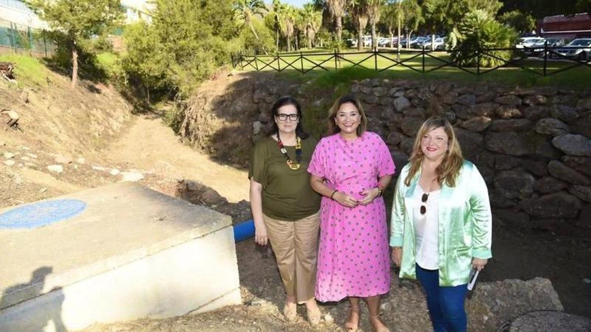 Marta Huete, Margarita del Cid y Avelina González, en uno de los cauces limpiados.