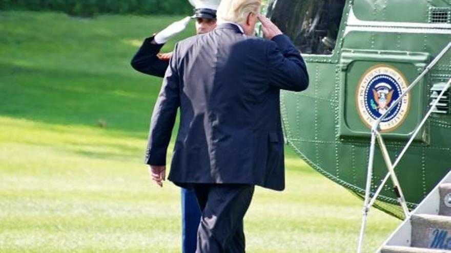 Trump puja a l&#039;helicòpter presidencial després de l&#039;acte en el qual va participar ahir.