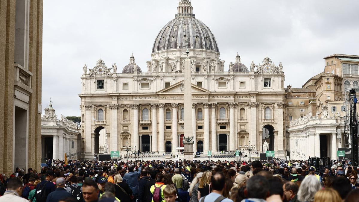 Fila de fieles desde la Via della Conciliazione para el último homenaje al féretro del Papa Francisco en la Basílica de San Pedro.