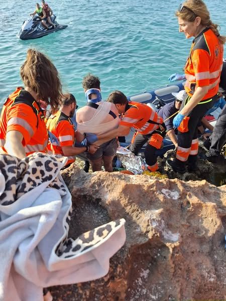 Rescatan a un joven herido al saltar al mar desde las rocas en Son Verí