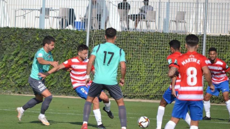 Toni Jovic disputa el balón con Pedro Torres de espaldas. | ÁGUILAS FC