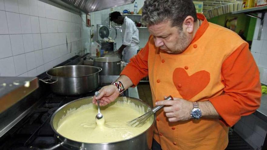 El chef Alberto Chicote en la cocina de un restaurante.