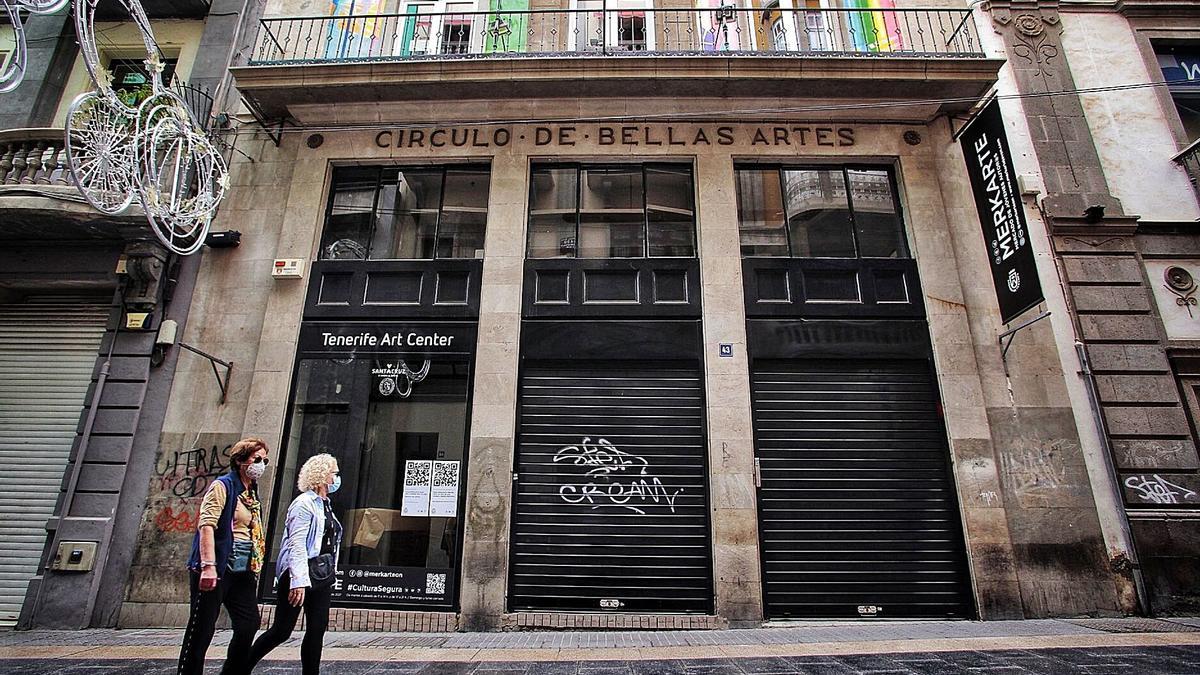 Fachada principal del Círculo de Bellas Artes, en la céntrica calle del Castillo.