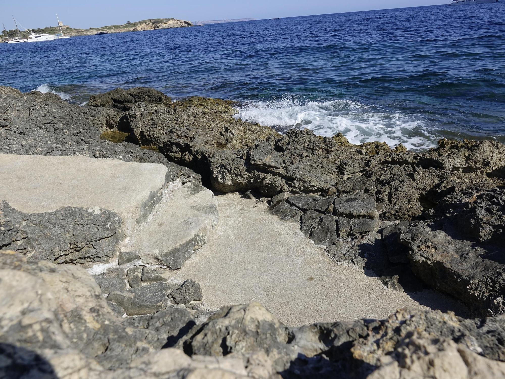 Las fotos de las rocas de Bendinat hormigonadas: Denuncian que el hotel ha ampliado el sendero y varias explanadas para hamacas y sombrillas