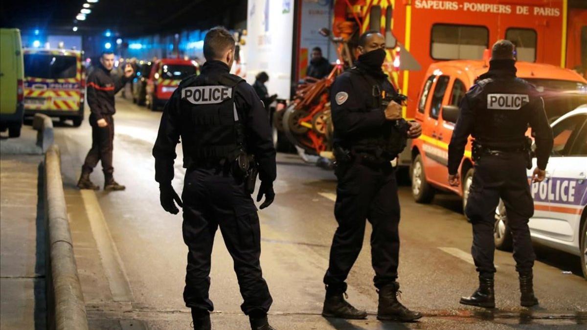 La policía francesa asegura la zona de La Defense, en París, donde agentes abatieron a un hombre que les amenazó con un cuchillo