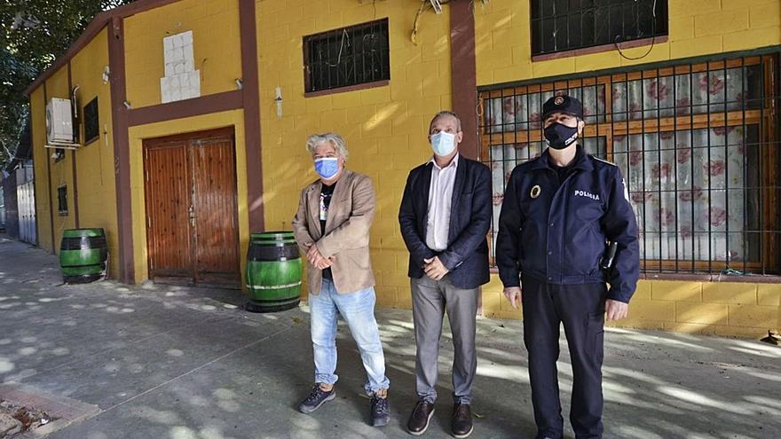 Los ediles David Tejeiro y Antonio Ruiz, ante la caseta recuperada de Parque Animal.