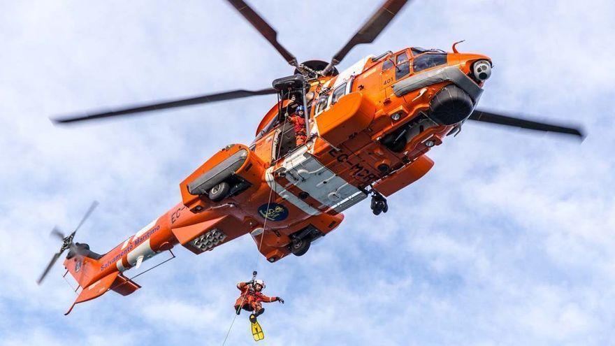 Un helicóptero realiza un rescate.
