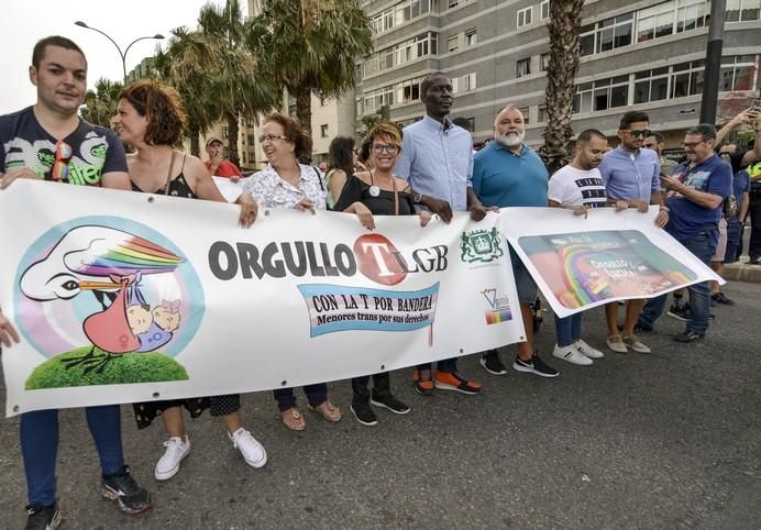 LAS PALMAS DE GRAN CANARIA A 24/06/2017. Este 2017 el lema del orgullo está vinculado a la demanda de la Ley de Igualdad LGTBI que combata los flecos pendientes para la igualdad legal y real. La manifestación discurrió por la avenida de Mesa y López hasta Santa Catalina. FOTO: J.PÉREZ CURBELO