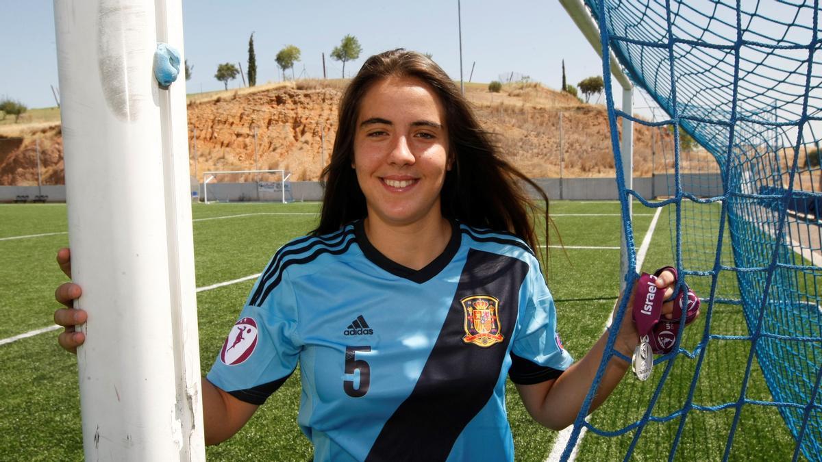 Rocío Gálvez, en el campo de La Asomadilla, con la camiseta de España en una convocatoria con la sub-19.