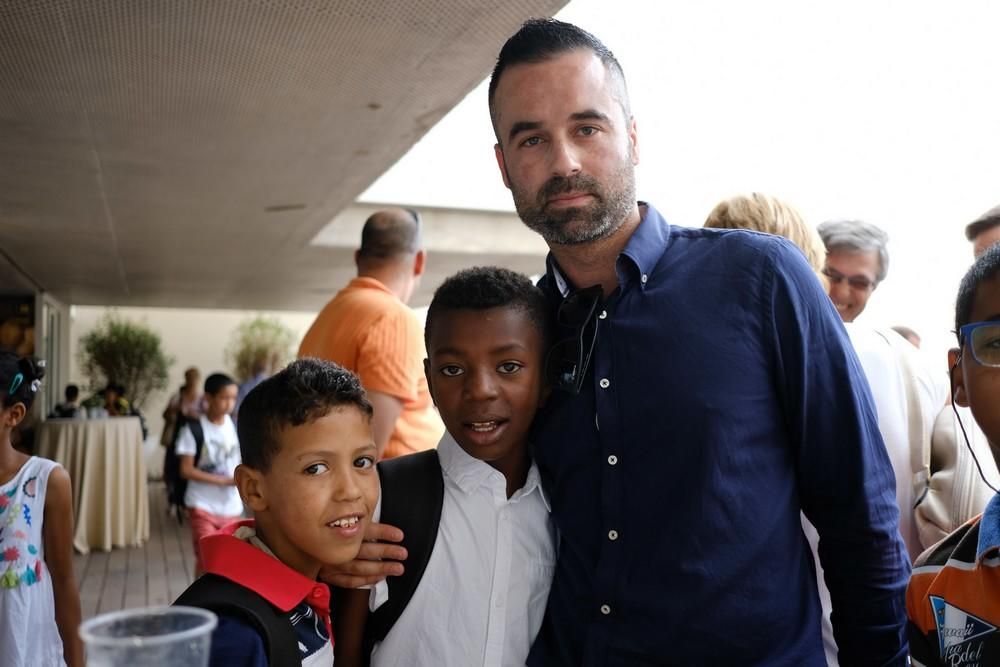 Medio centenar de niños saharauis visitan el Cabildo