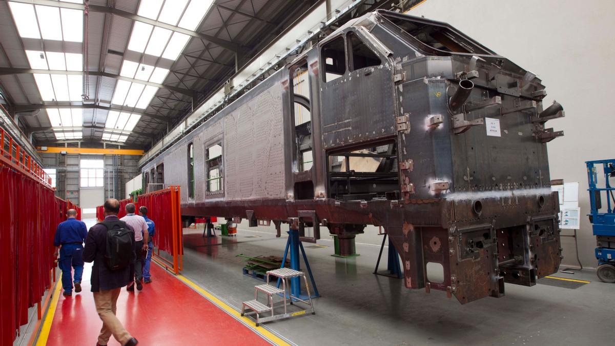 Interior de la panta de producción de Albuixech, donde se fabrican trenes para todos los rincones del mundo.