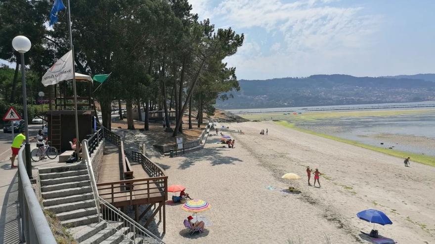 Bañistas en la playa de A Cabeceira, en Poio.