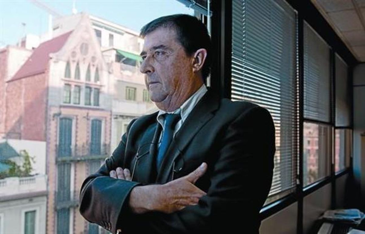 Ramon Parés, al seu despatx a la Direcció General de Serveis Penitenciaris de la Generalitat. Ramon Parés, al seu despatx a la Direcció General de Serveis Penitenciaris de la Generalitat.
