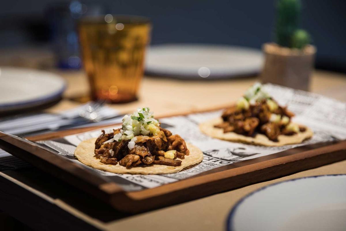 Tacos al pastor con cebolleta, piña y cilantro.