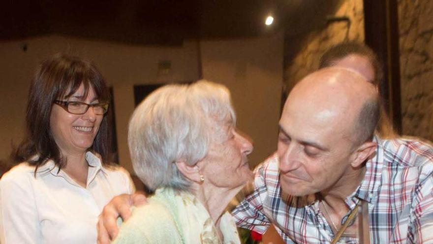 El actor Pepe Viyuela entrega el premio a Ascensión Mendieta, en presencia de Teresa Rivas.