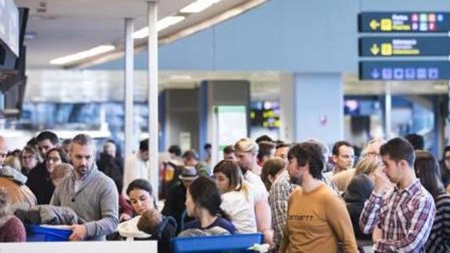 Acceso a la zona de embarque en el aeropuerto de València.